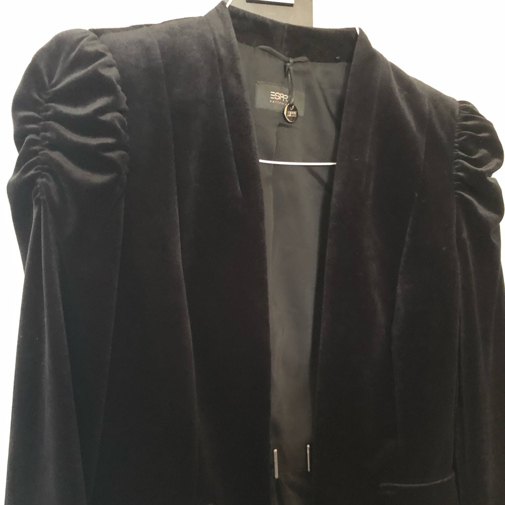Brand new puffer sleeved velvet black blazer